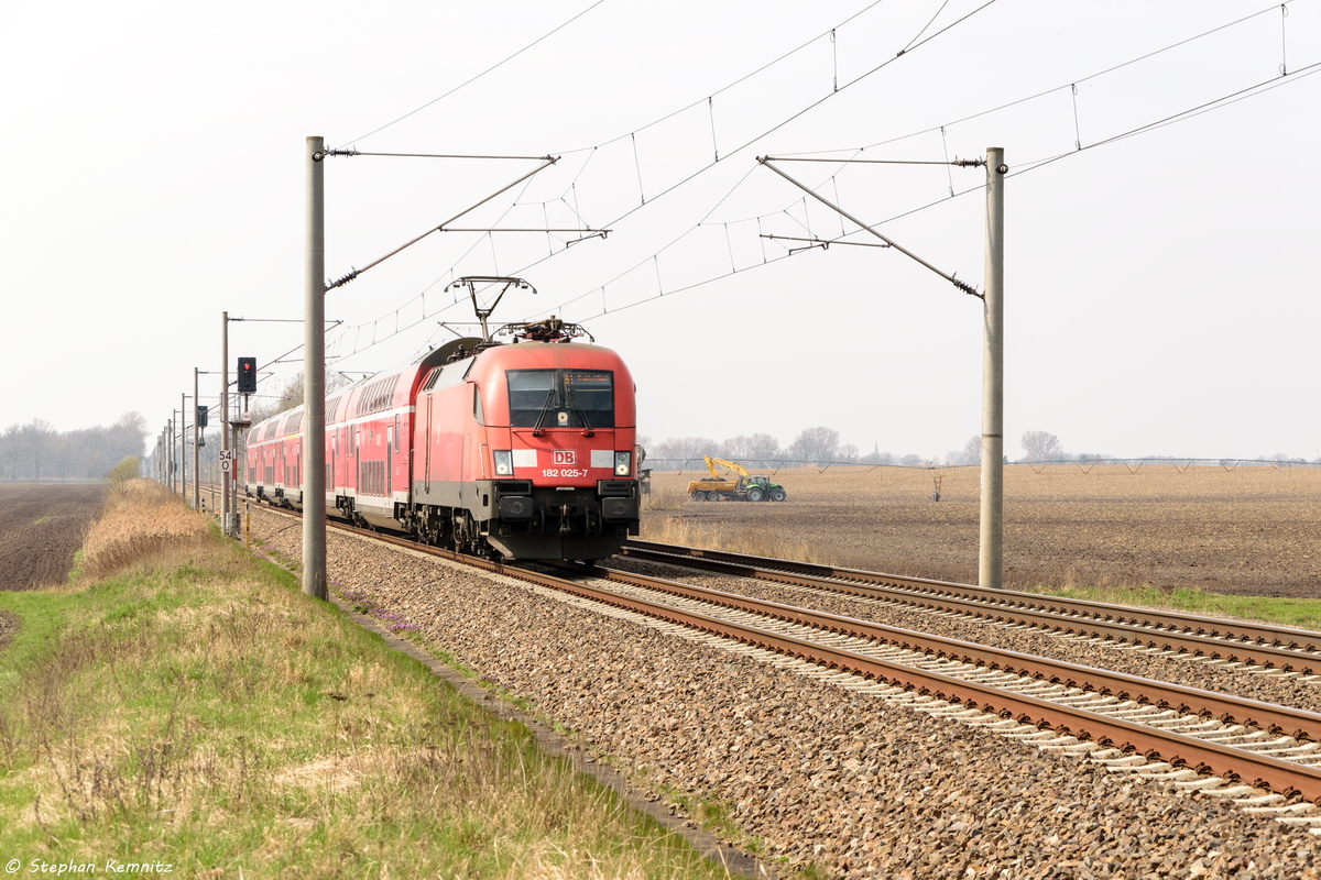 182 025-7 mit dem RE1 (RE 18117) von Magdeburg Hbf nach Frankfurt(Oder) bei Brandenburg. 05.04.2016