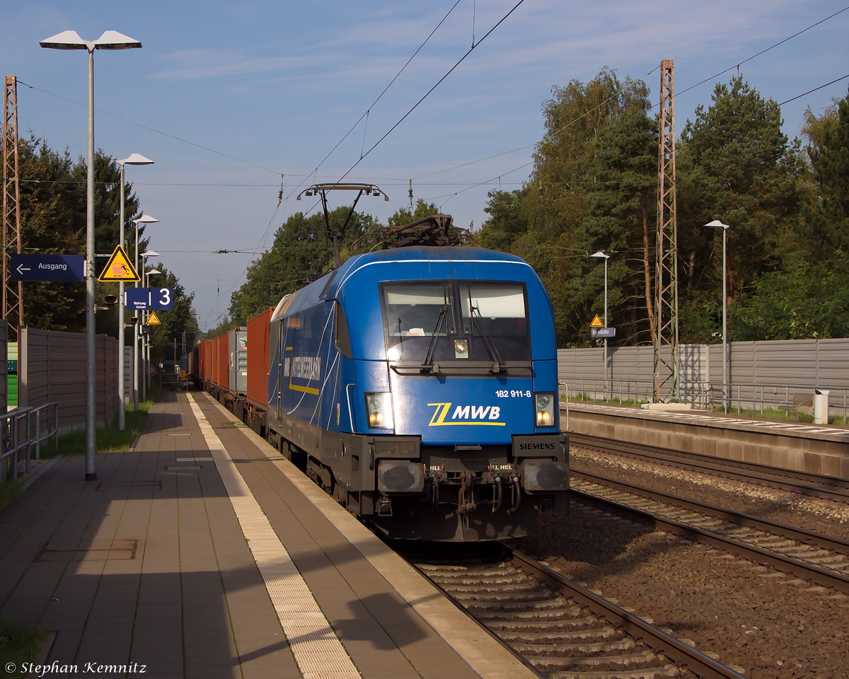 182 911-8 evb logistik mit einem evb Containerzug, bei der Einfahrt in Bienenbüttel und fuhr später weiter in Richtung Uelzen. 29.09.2014
