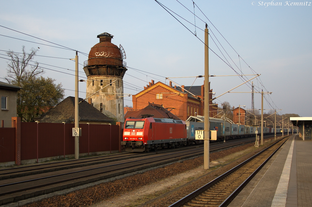 185 056-9 DB Schenker Rail Deutschland AG mit einem CD-Cargo Containerzug, bei der Durchfahrt in Rathenow und fuhr in Richtung Stendal weiter. 30.03.2014