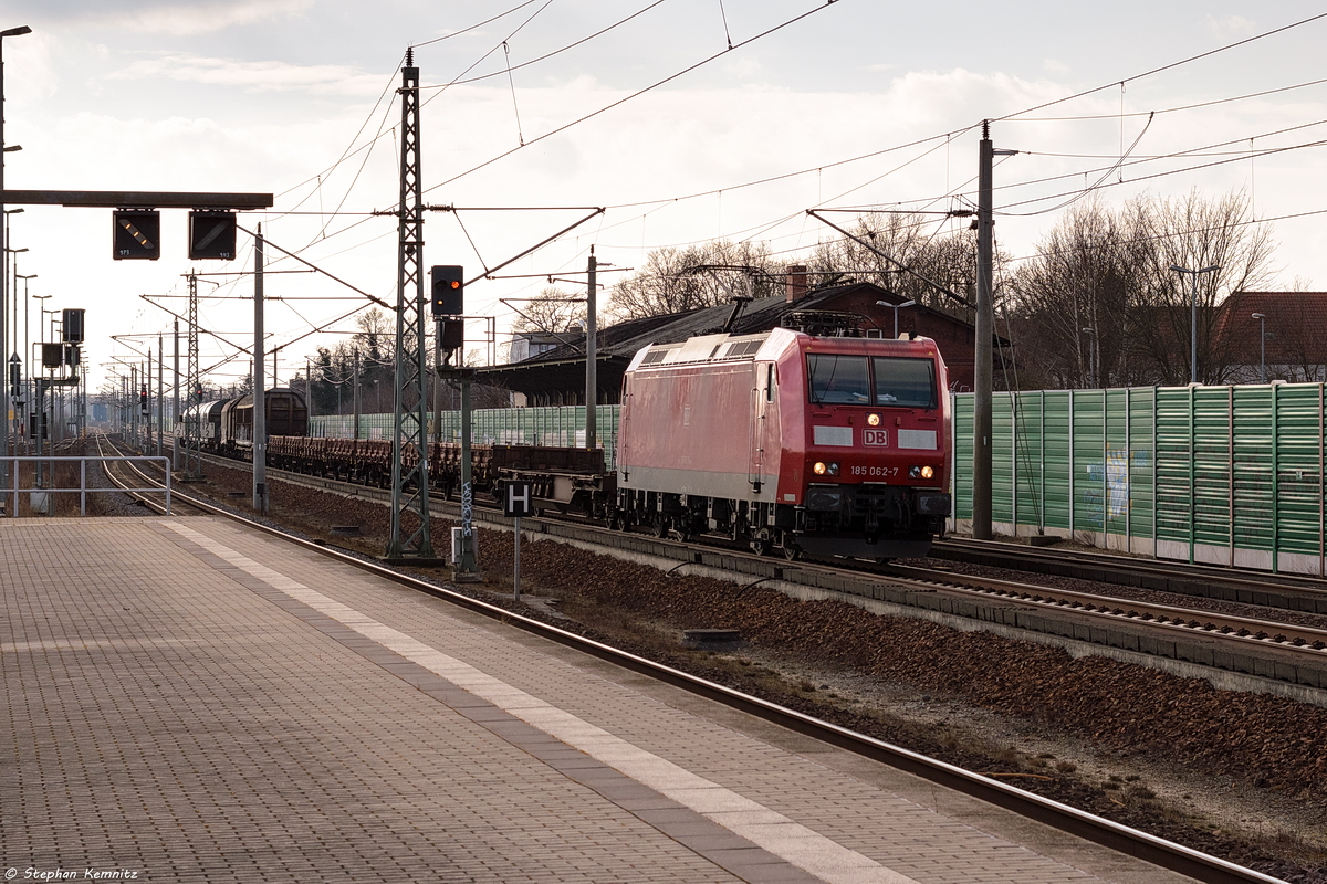 185 062-7 DB Cargo mit einem gemischtem Güterzug von Seelze nach Seddin in Rathenow. 08.03.2018