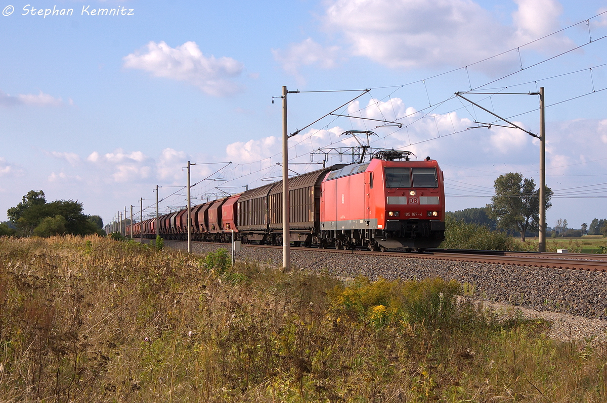 185 167-4 DB Schenker Rail Deutschland AG mit einem gemischtem Gterzug in Vietznitz und fuhr in Richtung Nauen weiter. 13.09.2013
