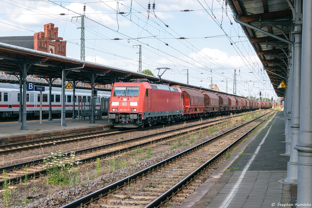 185 318-3 DB Cargo mit einem Kalizug in Stendal und fuhr weiter in Richtung Wittenberge. 21.07.2017