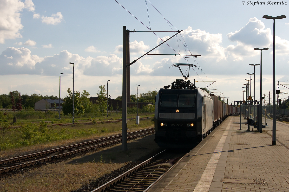185 555-0 MRCE Dispolok GmbH für CTL Logistics GmbH mit einem Containerzug, bei der Durchfahrt in Rathenow und fuhr vermutlich zum Berliner Westhafen. 15.05.2014