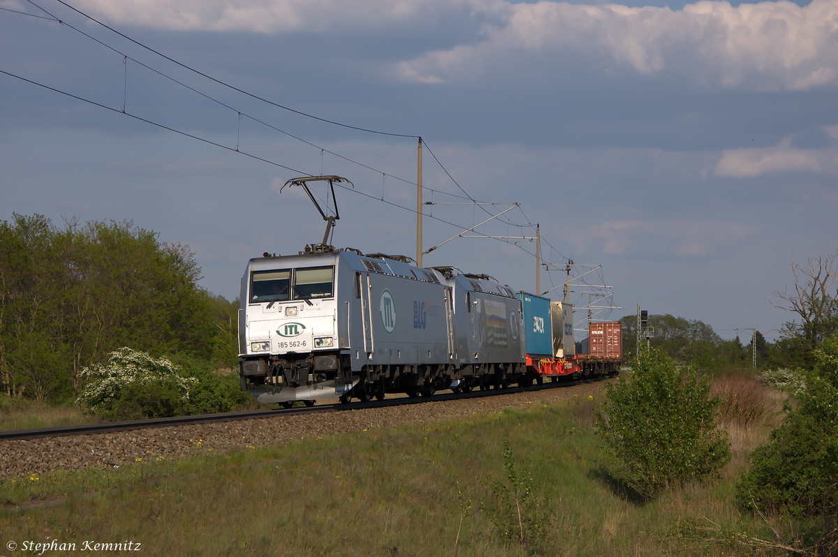185 562-6 ITL - Eisenbahngesellschaft mbH mit der Wagenlok 185 548-5 und einem Containerzug in Stendal und fuhr in Richtung Salzwedel weiter. 29.04.2014