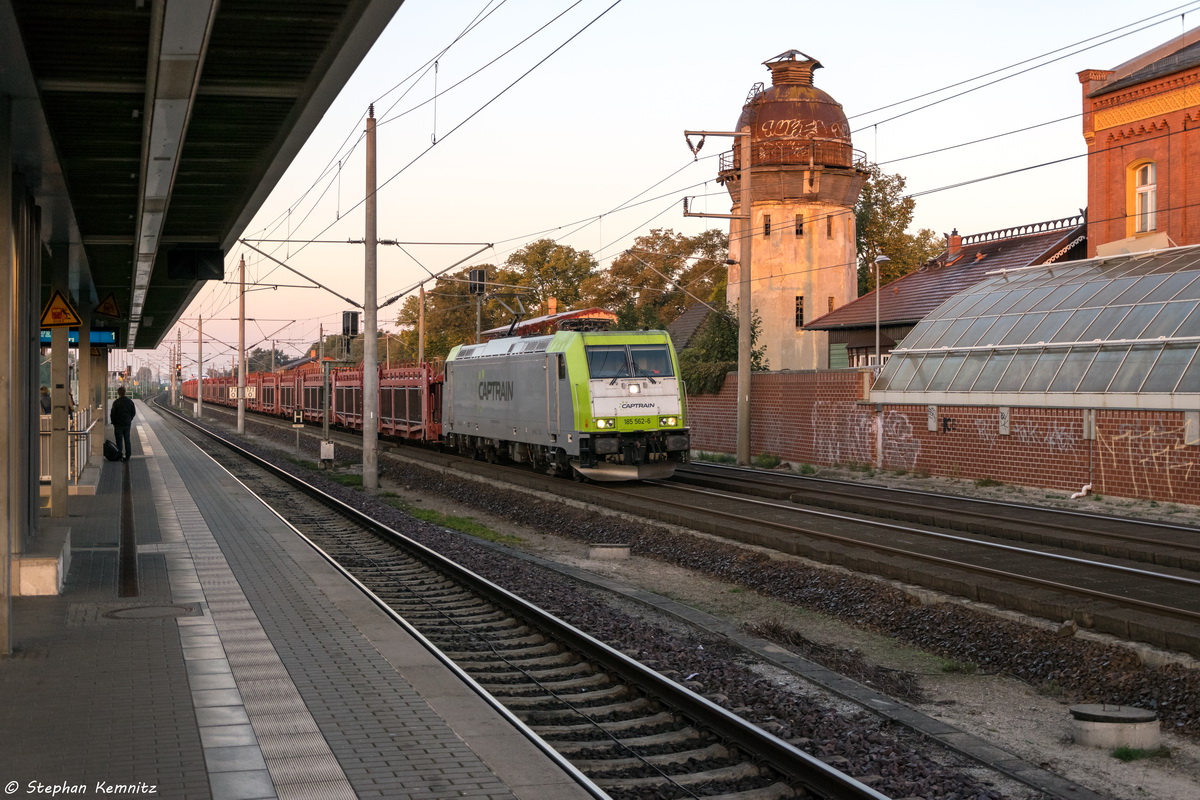 185 562-6 ITL - Eisenbahngesellschaft mbH mit einem halb vollen VW Autotransportzug in Rathenow und fuhr weiter in Richtung Wustermark. 01.10.2015