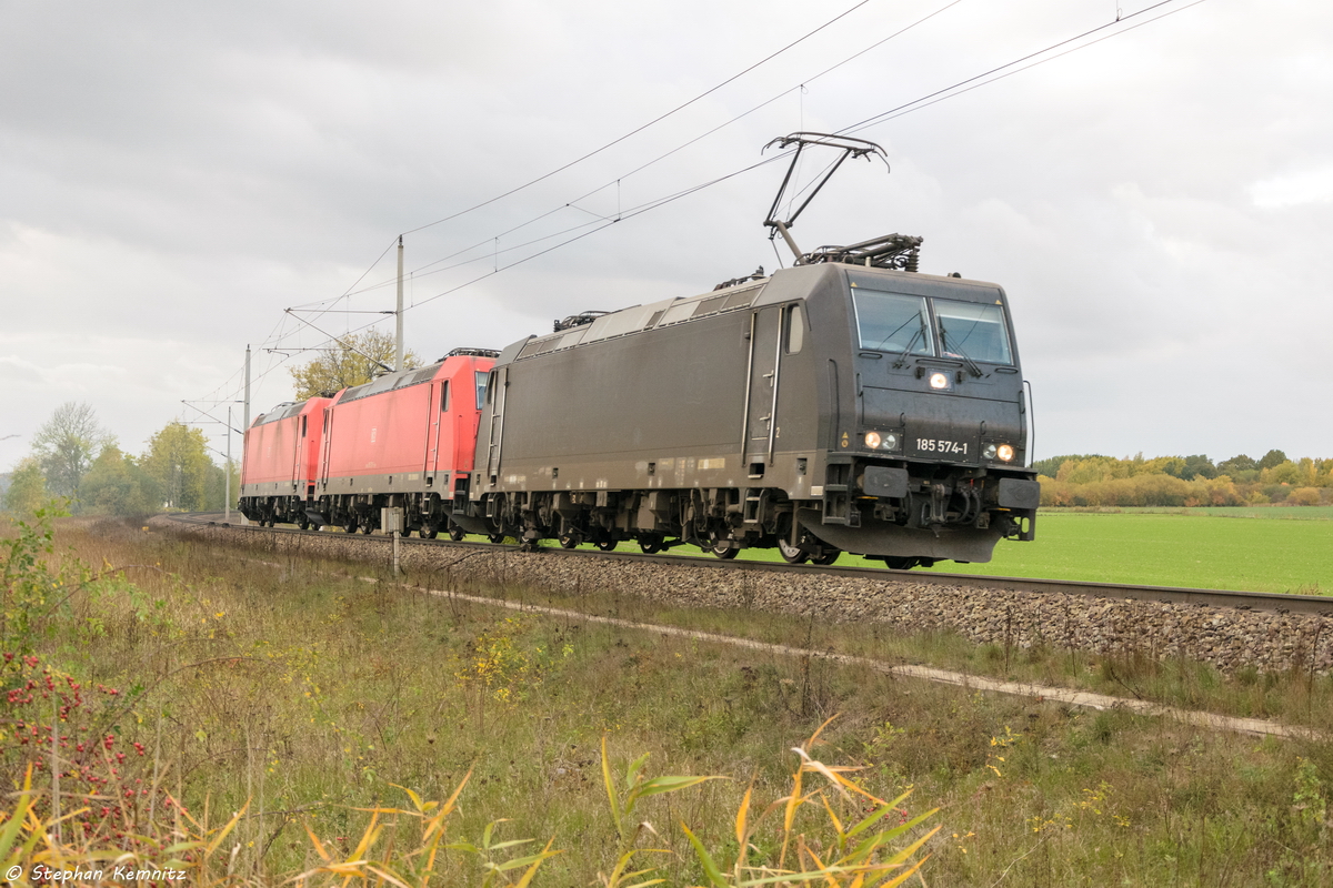 185 574-1 MRCE Dispolok GmbH für DB Cargo Deutschland AG mit dem Lokzug T 67129 von Maschen Rbf Mswf nach Zielitz Stw B2 in Stendal. Die Wagenloks waren 185 270-6 & 185 360-5. 29.10.2016