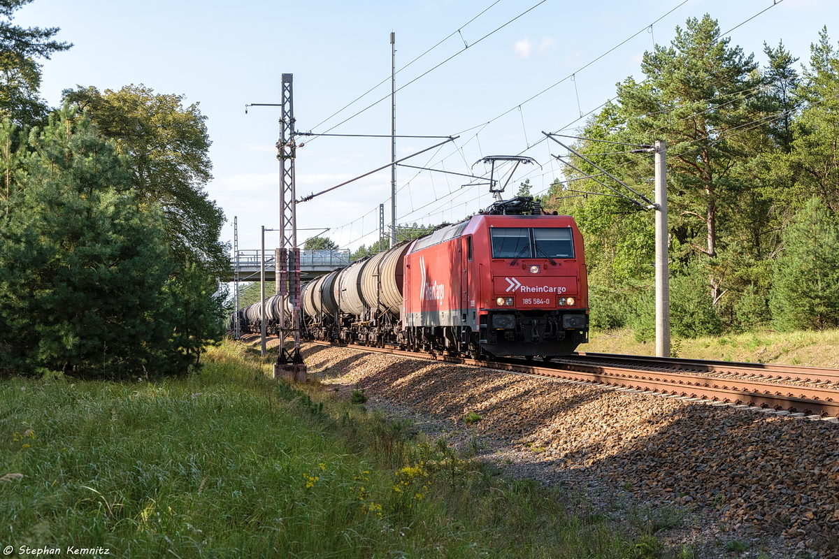 185 584-0 RheinCargo GmbH & Co. KG mit einem Kesselzug  Umweltgefährdender Stoff, flüssig  bei Friesack und fuhr weiter in Richtung Nauen. 02.09.2017