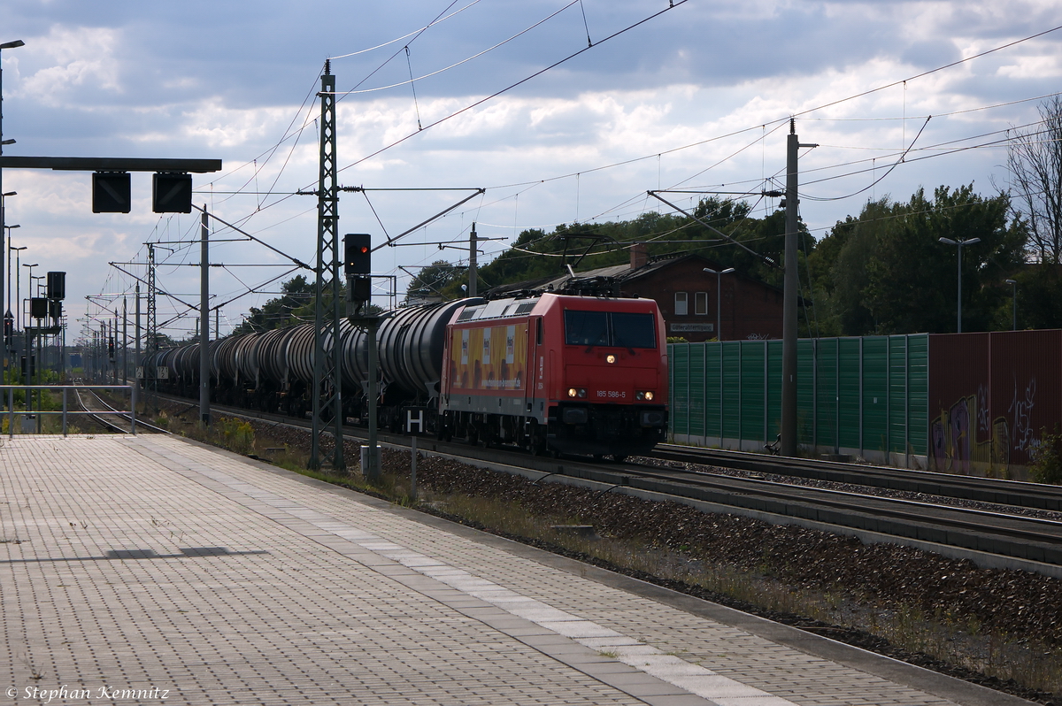 185 586-5 Macquarie European Rail für RheinCargo GmbH & Co. KG mit einem Kesselzug  Erdöldestillate oder Erdölprodukte  in Rathenow und fuhr in Richtung Berlin weiter. 22.08.2014