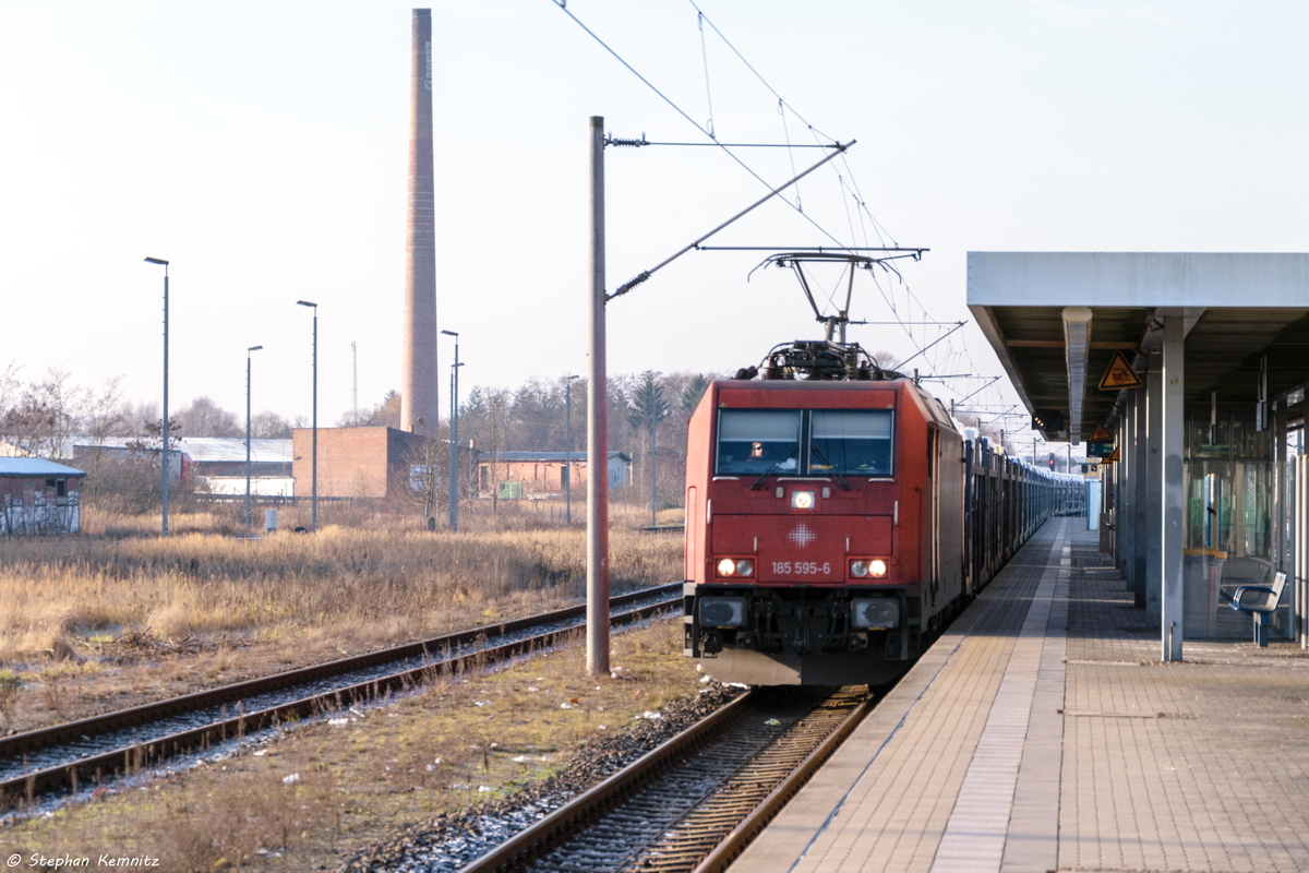 185 595-6 Crossrail AG mit dem Fiat Ducato Autotransportzug (DGS 42591) in Rathenow und fuhr weiter in Richtung Wustermark. 16.12.2016
