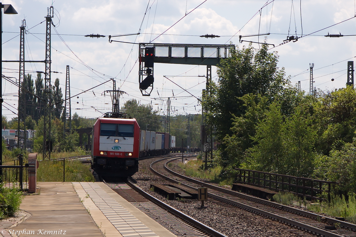 185 598-0 akiem für ITL - Eisenbahngesellschaft mbH mit einem Containerzug aus Richtung Salzwedel kommend in Uelzen und fuhr in Richtung Lüneburg weiter. 31.07.2014