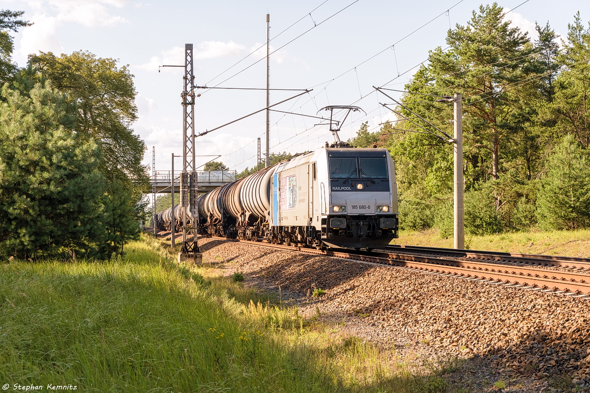 185 680-6 Railpool GmbH für RTB CARGO GmbH mit einem Kesselzug bei Friesack und fuhr weiter in Richtung Nauen. 06.08.2017