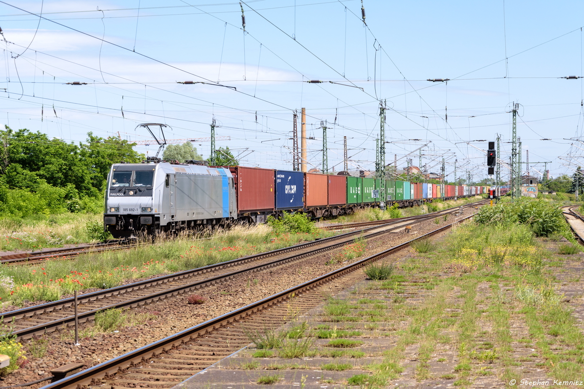 185 692-1 Railpool GmbH für HSL Logistik GmbH mit einem Containerzug in Magdeburg-Neustadt und fuhr weiter in Richtung Hauptbahnhof. 10.06.2016