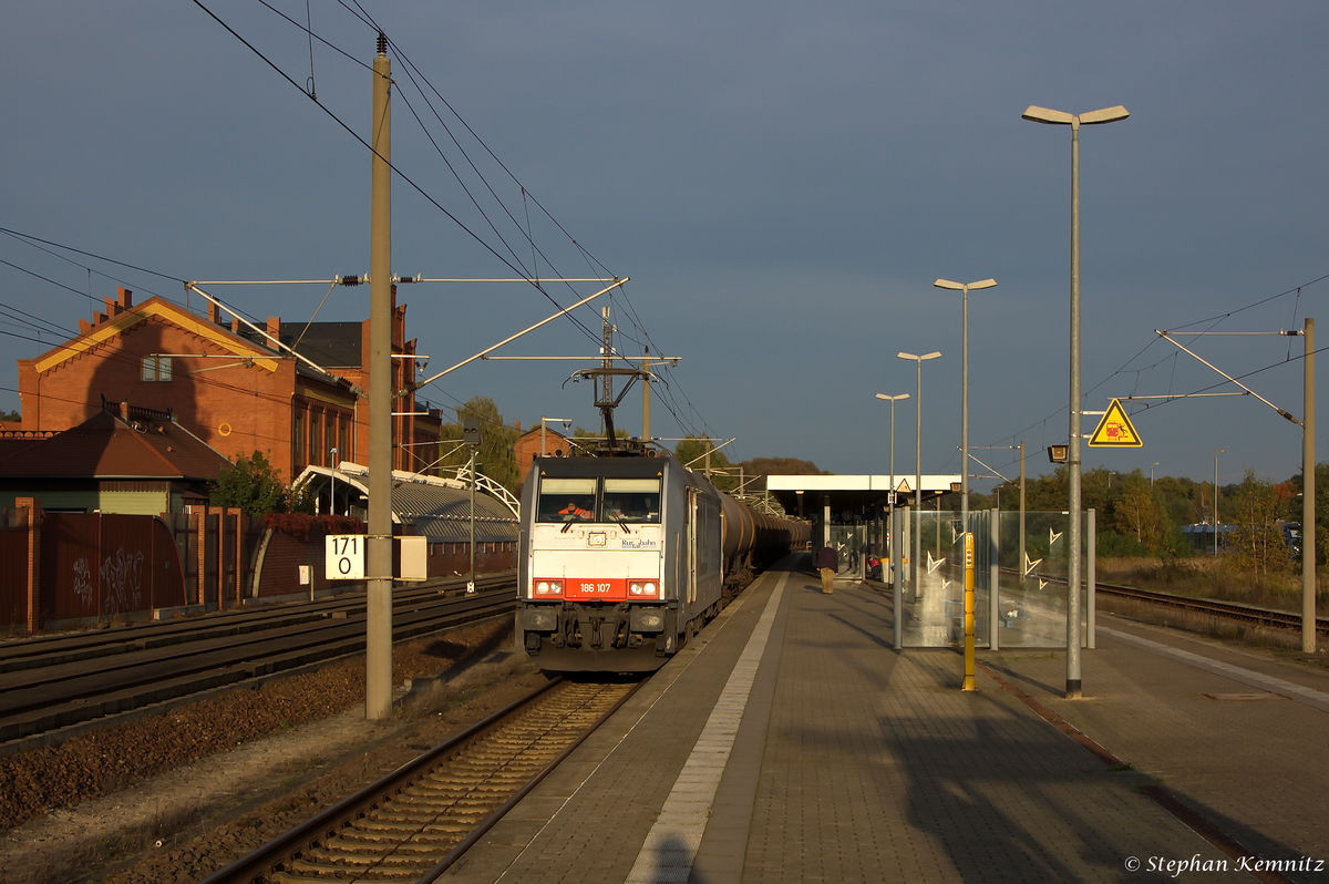 186 107 Railpool GmbH für RTB Cargo - Rurtalbahn Cargo GmbH mit einem Kesselzug  Essigsäure, Lösung mit mehr als 80 Masse-% Säure  in Rathenow und fuhr weiter in Richtung Stendal. 12.10.2014