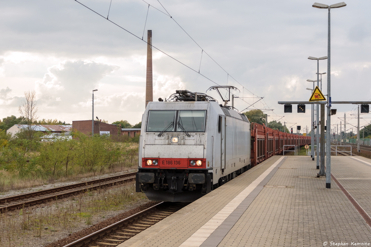 186 136-8 Railpool GmbH für ITL - Eisenbahngesellschaft mbH mit dem leeren Autotransportzug DSG 43491 von Bremerhaven Kaiserhafen nach Frankfurt(Oder) Pbf in Rathenow. 20.10.2016