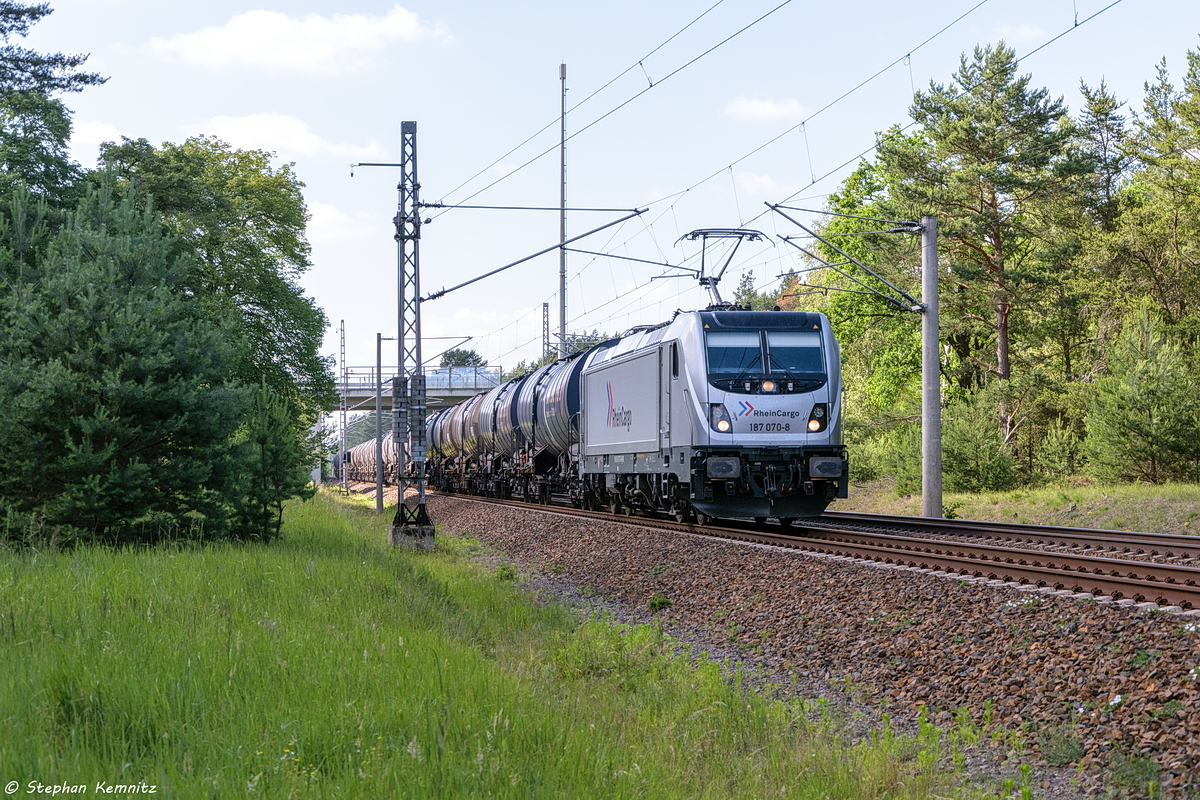 187 070-8 RheinCargo GmbH & Co. KG mit einem Kesselzug  Umweltgefährdender Stoff, flüssig  bei Friesack und fuhr weiter in Richtung Nauen. 18.06.2017