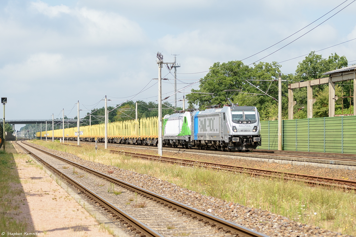 187 303-3 Railpool GmbH für SETG - Salzburger Eisenbahn TransportLogistik GmbH mit der Wagenlok 187 316-5 und einem leeren Holzzug in Großwudicke und fuhr weiter in Richtung Rathenow. 29.07.2018