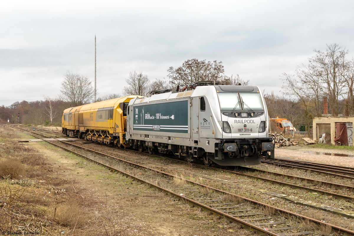 187 311-6 Railpool GmbH für e.g.o.o. Eisenbahngesellschaft Ostfriesland-Oldenburg mbH stand mit einem Schienenschleifzug in Rathenow abgestellt. 15.01.2019