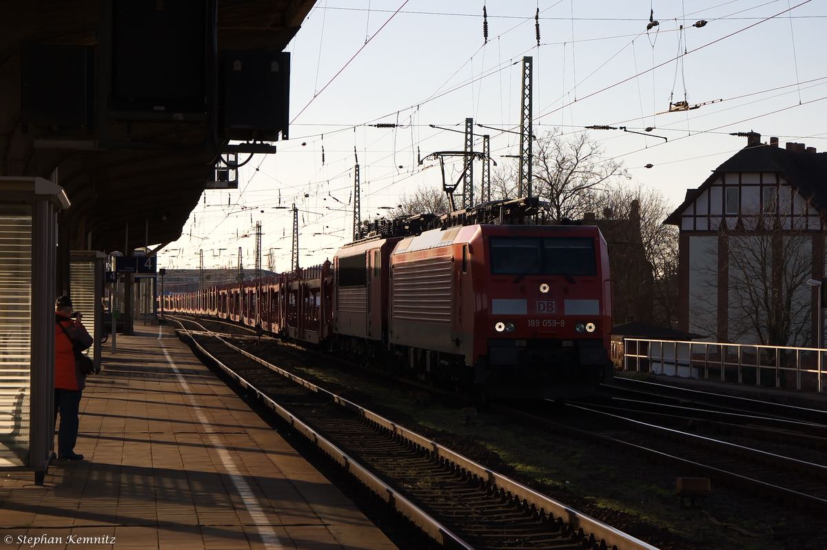 189 059-9 DB Schenker Rail Deutschland AG mit der Wagenlok 155 085-4 und einem leeren Autotransportzug in Magdeburg-Neustadt und fuhr weiter in Richtung Biederitz. 13.01.2015