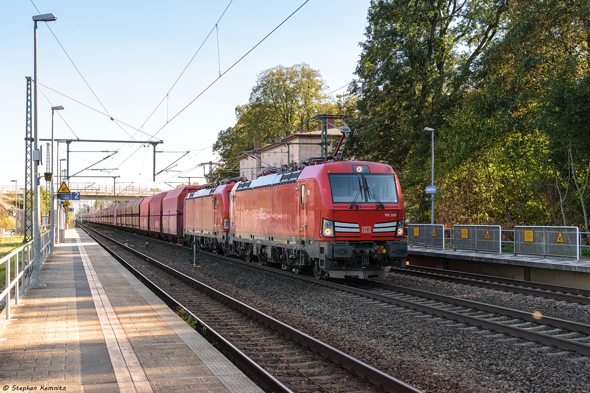 193 329-0 & 193 355-5 DB Cargo mit einem leeren Erzzug von Ziltendorf nach Hamburg in Friesack. 27.09.2018