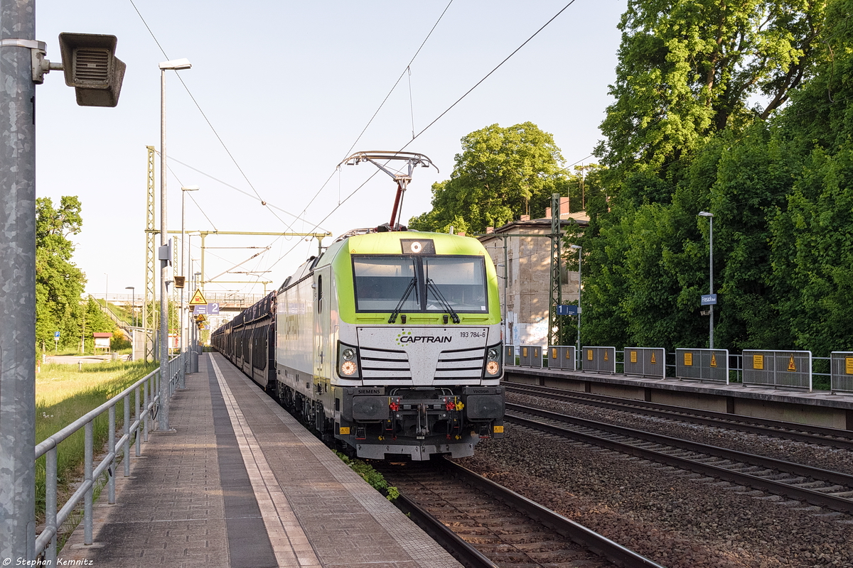 193 784-6 ITL - Eisenbahngesellschaft mbH mit einem Citroën/Peugeot 308 Autotransportzug in Friesack und fuhr weiter in Richtung Wittenberge. 08.05.2018