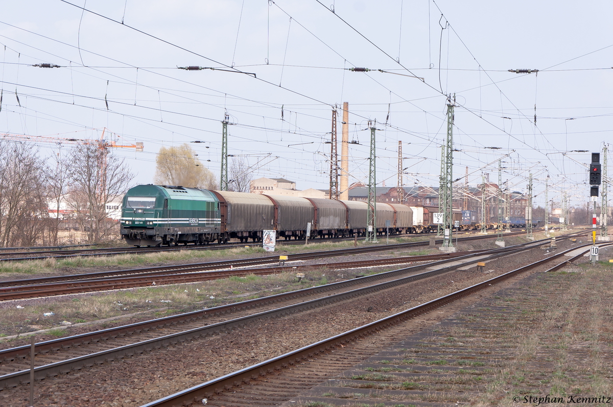 223 141-3 e.g.o.o. Eisenbahngesellschaft Ostfriesland-Oldenburg mbH mit einem gemischtem Güterzug in Magdeburg-Neustadt und fuhr weiter in Richtung Hauptbahnhof. 10.04.2015