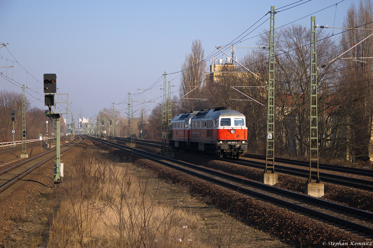 232 045-5 DB Schenker Rail Deutschland AG mit der Wagenlok 232 092-7 in Berlin Jungfernheide und fuhr weiter in Richtung Berlin Westend. 14.02.2015