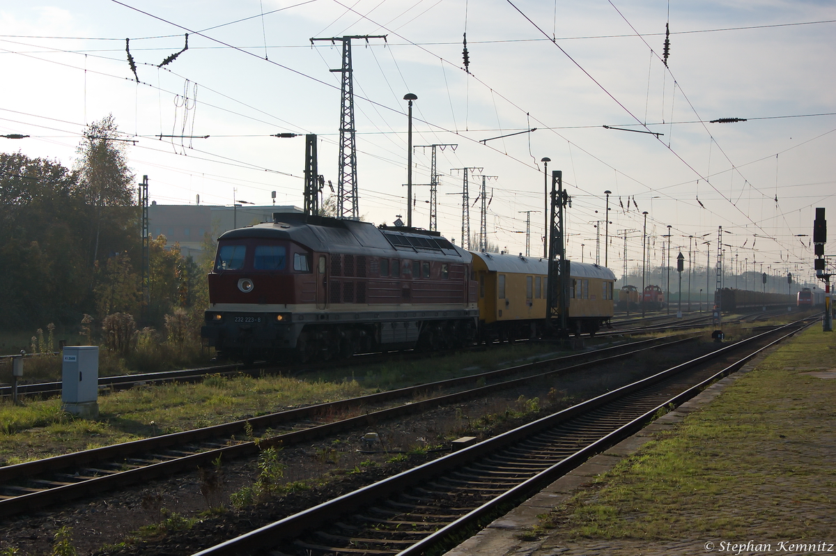 232 223-8 DGT - Deutsche Gleis- und Tiefbau GmbH mit zwei Schlafwagen in Stendal. 28.10.2014