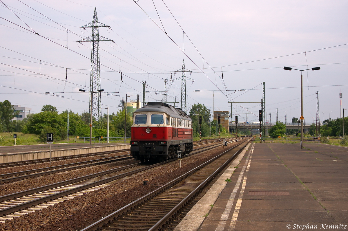 232 303-8 DB Schenker Rail Deutschland AG, bei der Durchfahrt in Berlin-Schnefeld Flughafen und fuhr in Richtung Grnauer Kreuz weiter. 27.05.2014