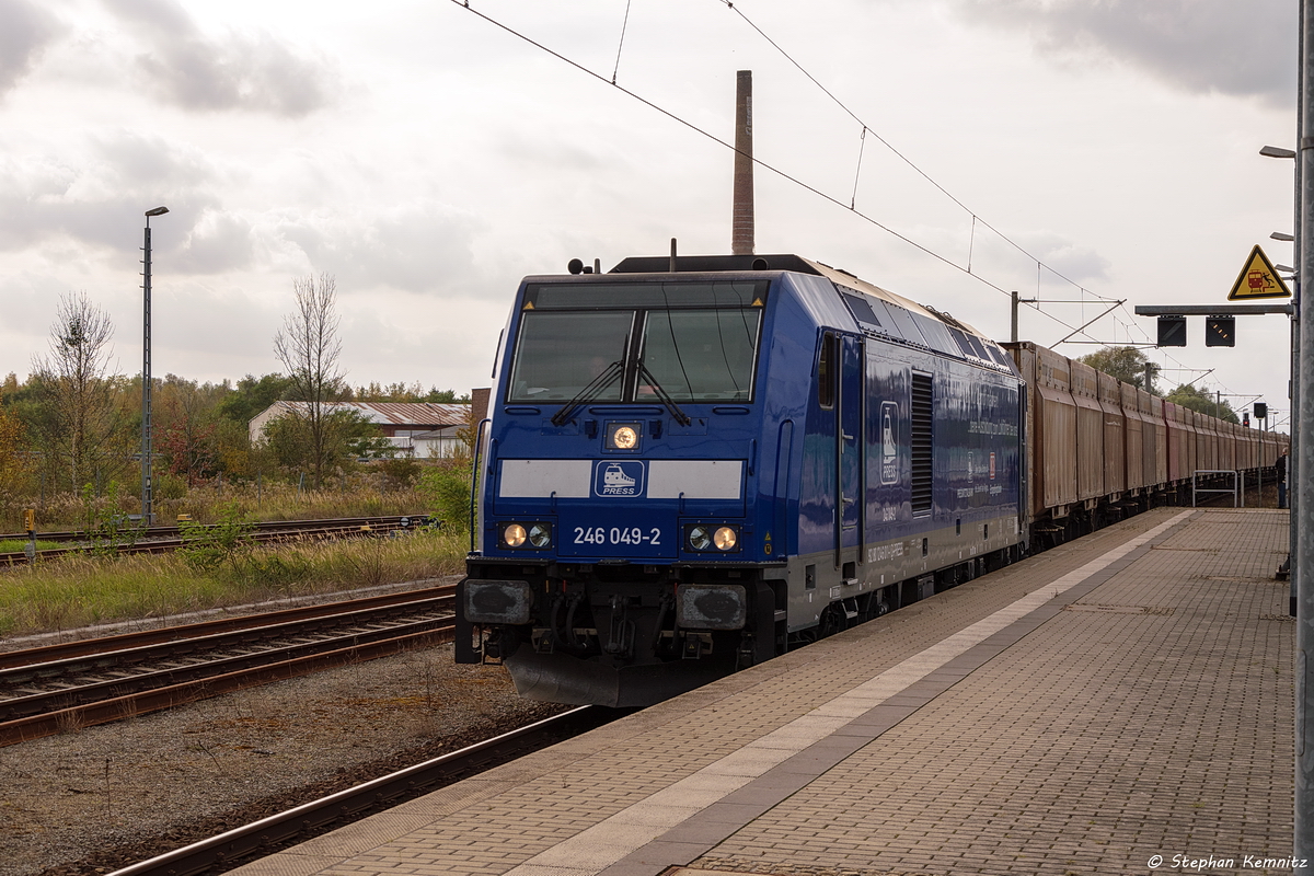 246 049-2 PRESS (246 011-1) mit einem leeren Hackschnittzelzug von Niedergröne nach Kodersdorf in Rathenow. 13.10.2017