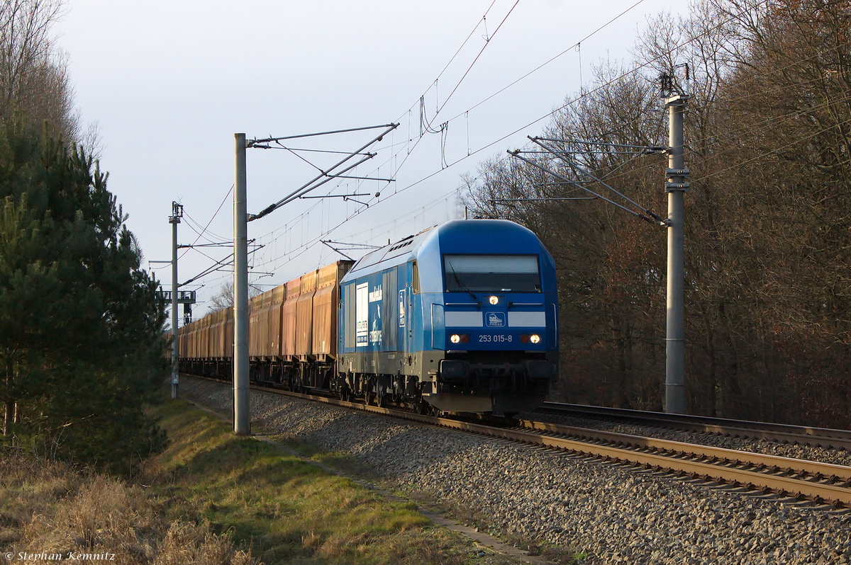 253 015-8 PRESS (223 052-2) mit einem leeren Hachschnitzelzug von Niedergörne nach Kodersdorf in Nennhausen. 16.01.2015