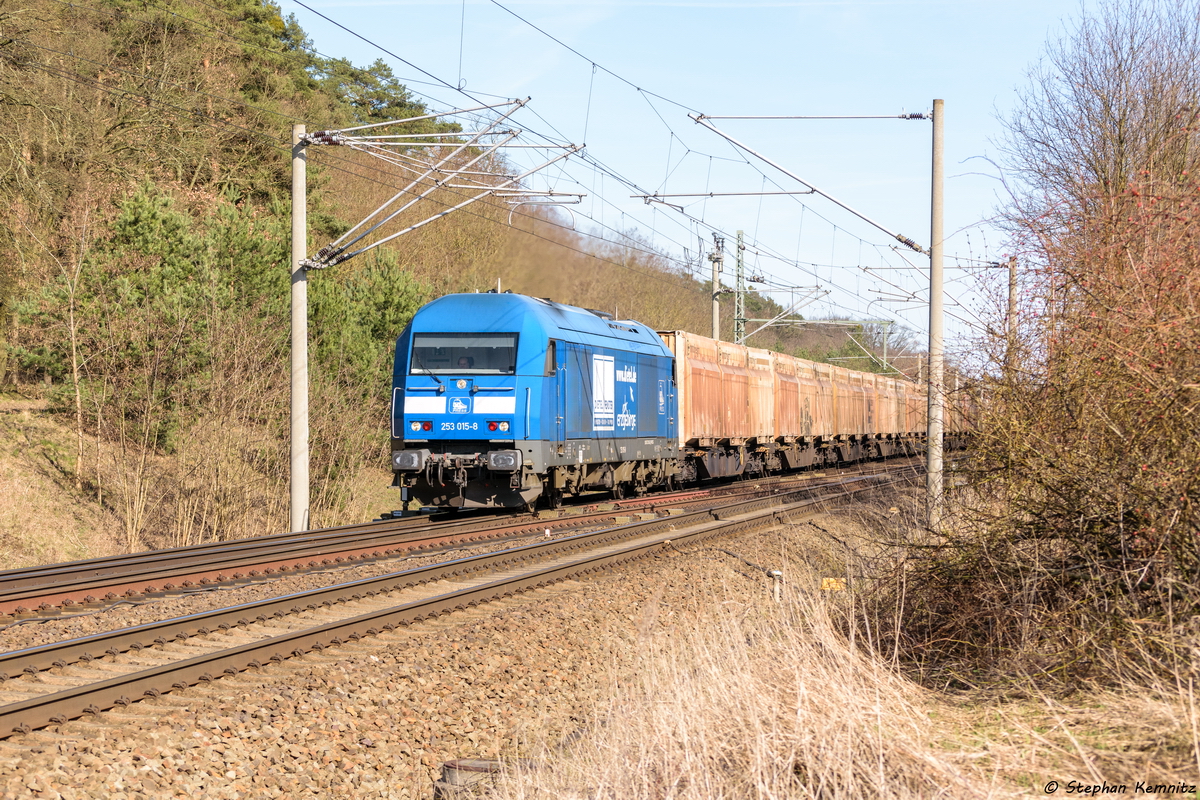 253 015-8 PRESS (223 052-2) mit einem Hackschnitzelzug in Nennhausen und fuhr weiter in Richtung Stendal. 02.04.2016