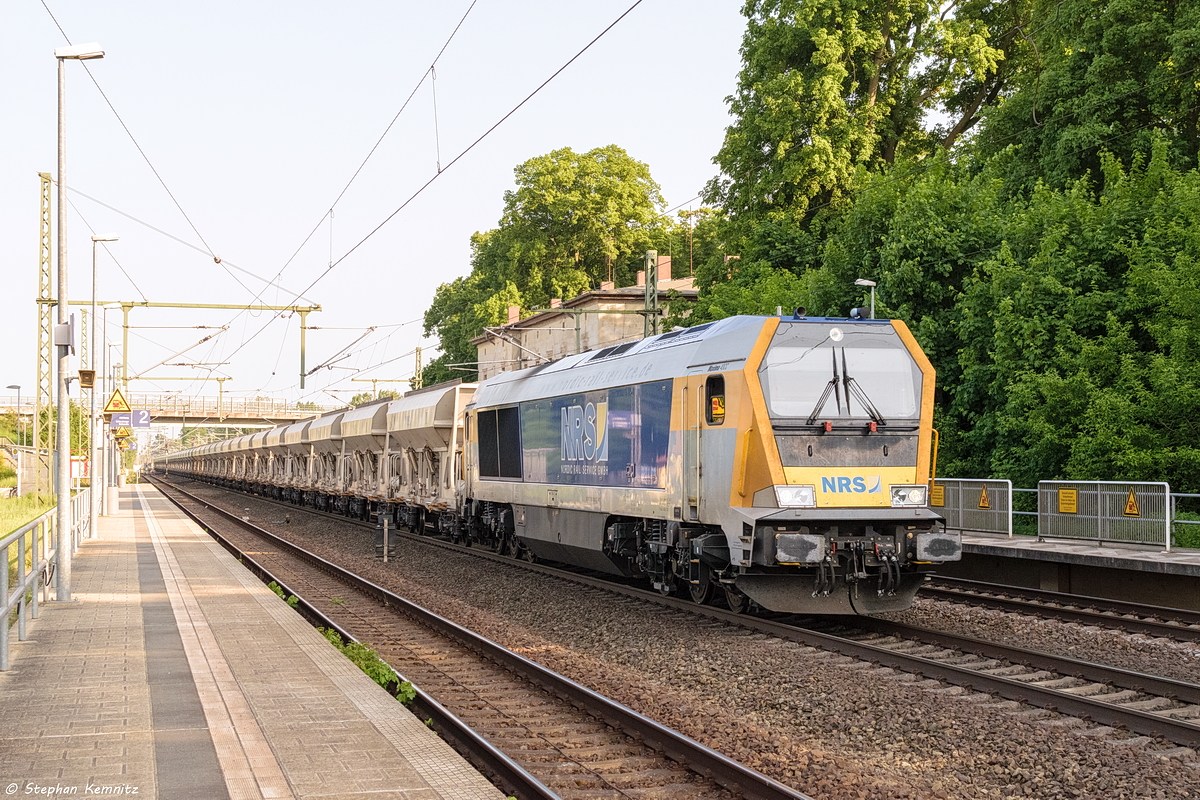 264 009-2 NRS - Nordic Rail Service GmbH mit einem Kieszug in Friesack und fuhr weiter in Richtung Wittenberge. 12.05.2018