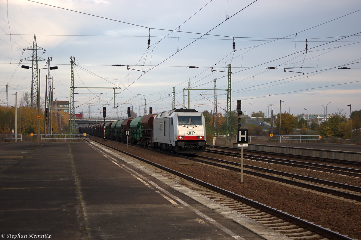 285 111-1 Macquarie European Rail für ITL - Eisenbahngesellschaft mbH mit einem Facs Ganzzug in Berlin-Schönefeld Flughafen und fuhr weiter in Richtung Glasower Damm. 04.11.2014