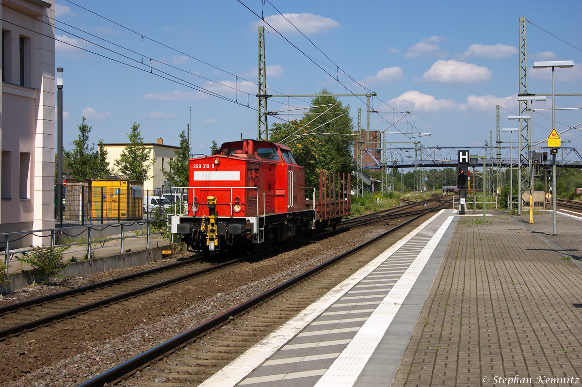 298 319-5 DB Schenker Rail Deutschland AG mit einem Güterwagen in Brandenburg und fuhr nach Kirchmöser. 17.07.2014