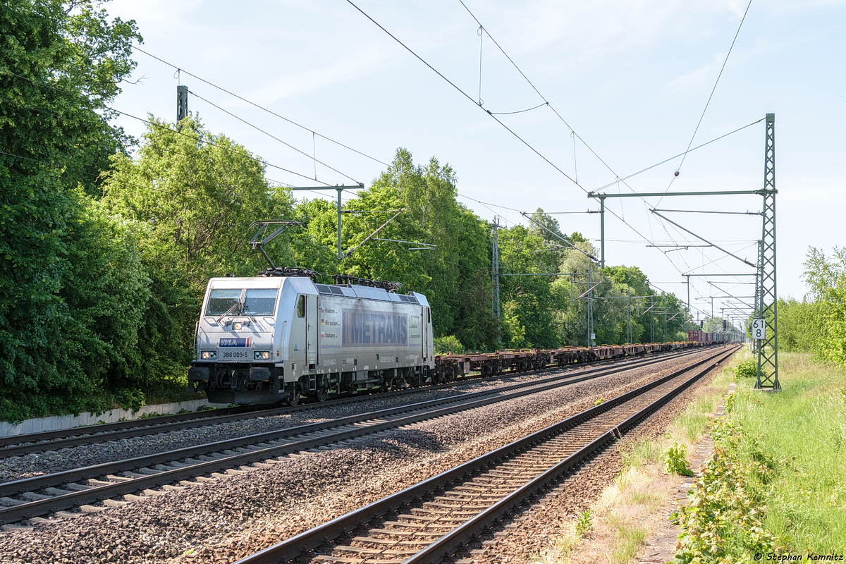386 009-5 METRANS Rail s.r.o. mit einem Containerzug in Friesack und fuhr weiter in Richtung Nauen. 19.05.2018
