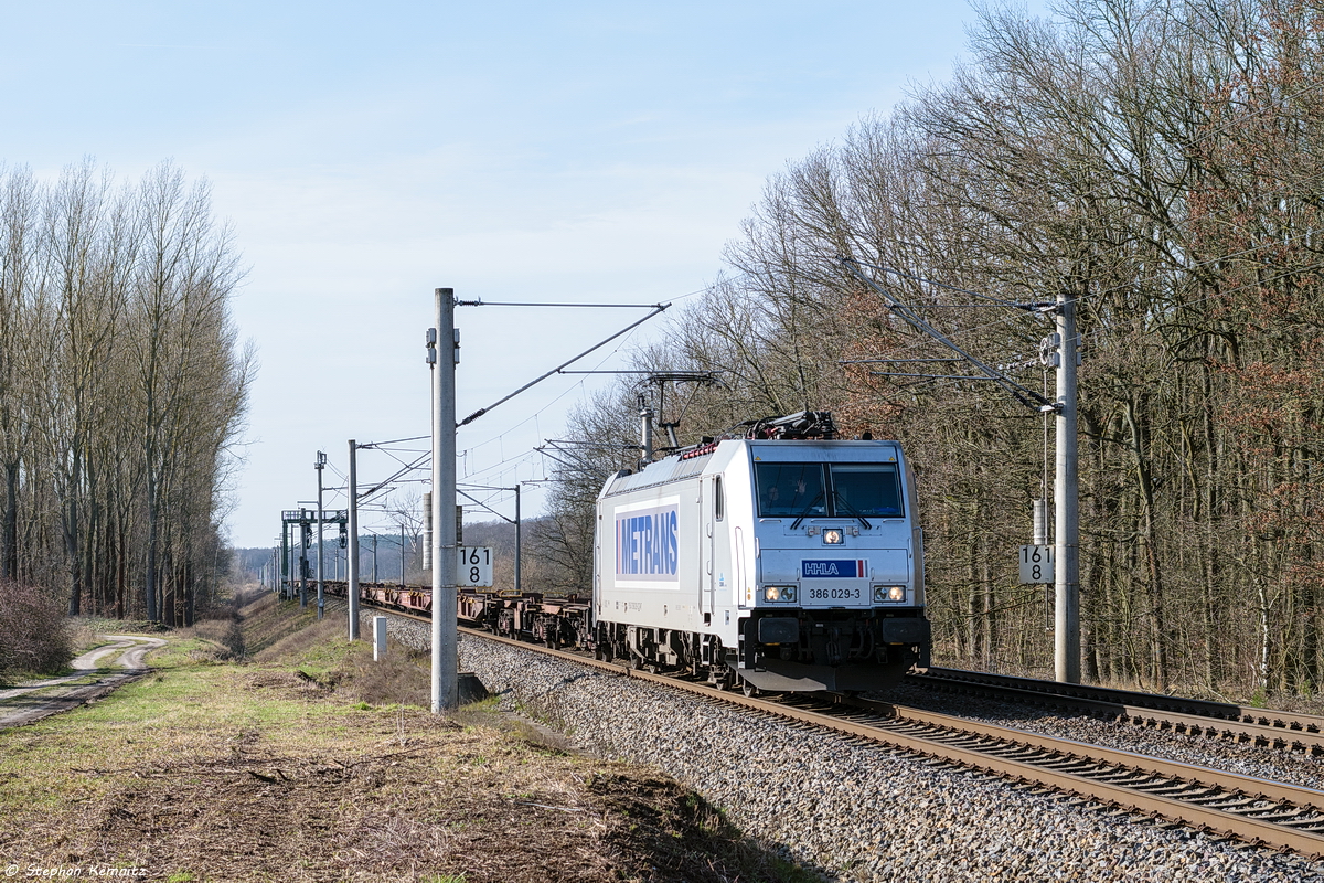 386 029-3 METRANS Rail s.r.o. mit einem leeren Containerzug in Nennhausen und fuhr weiter in Richtung Wustermark. Netten Gruß zurück an den Tf! 15.02.2020