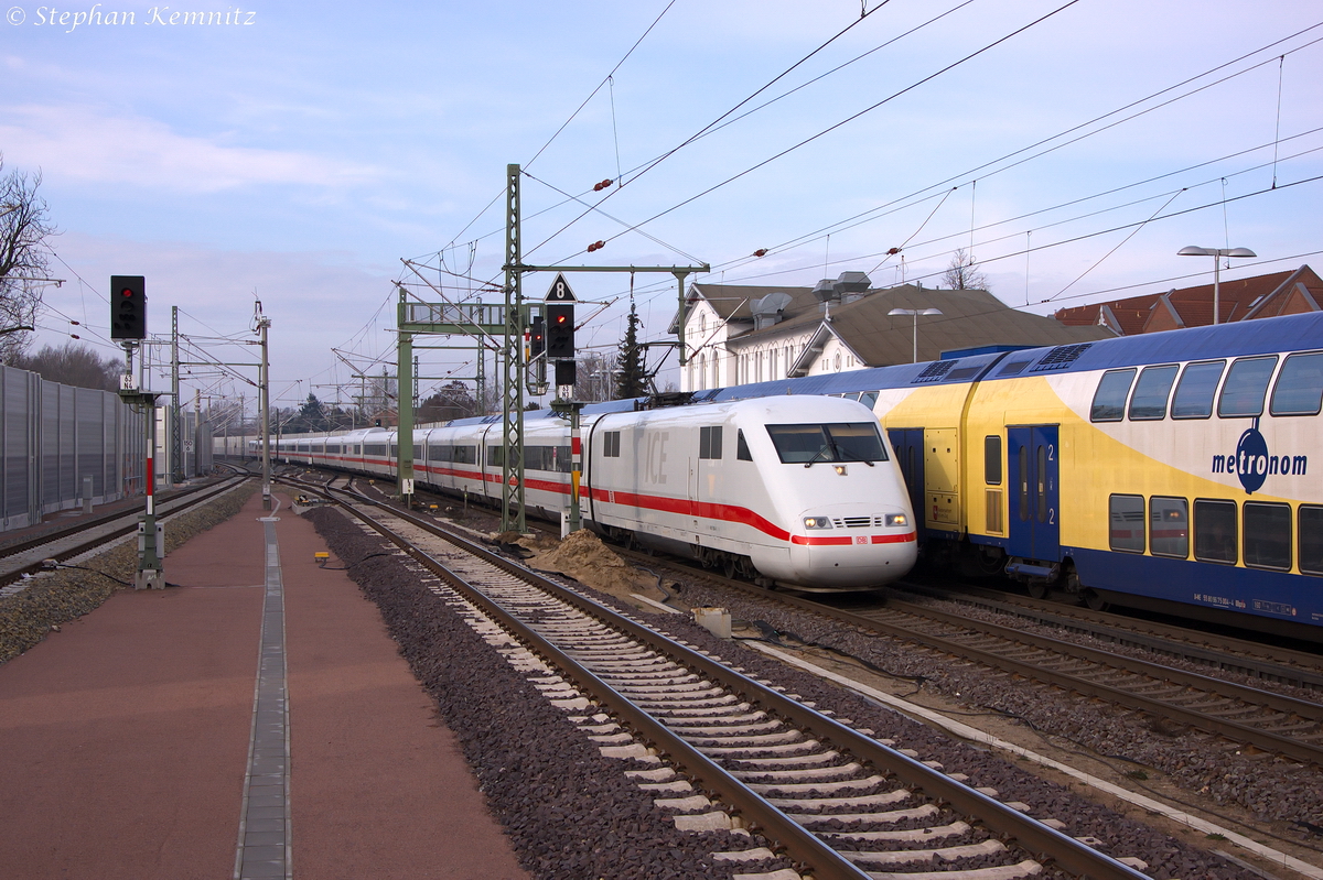 401 586-3 als ICE 77 von Kiel Hbf nach Zürich HB, bei der Durchfahrt in Winsen(Luhe). 04.02.2014