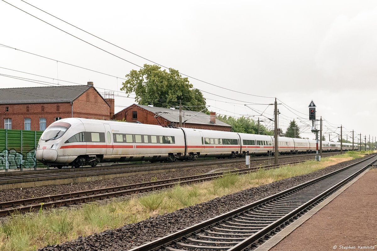 411 052-4  Travemünde  als ICE 1516 von Nürnberg Hbf nach Hamburg-Altona in Großwudicke. Wegen einer Bombenentschärfung in Nauen, wurde der ICE 1516 über Rathenow, Stendal und Uelzen umgeleitet. 22.06.2018