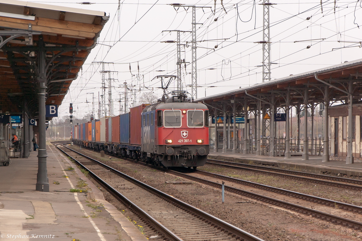 421 397-1 SBB Cargo für HSL Logistik GmbH mit einem Containerzug in Stendal. 14.04.2015