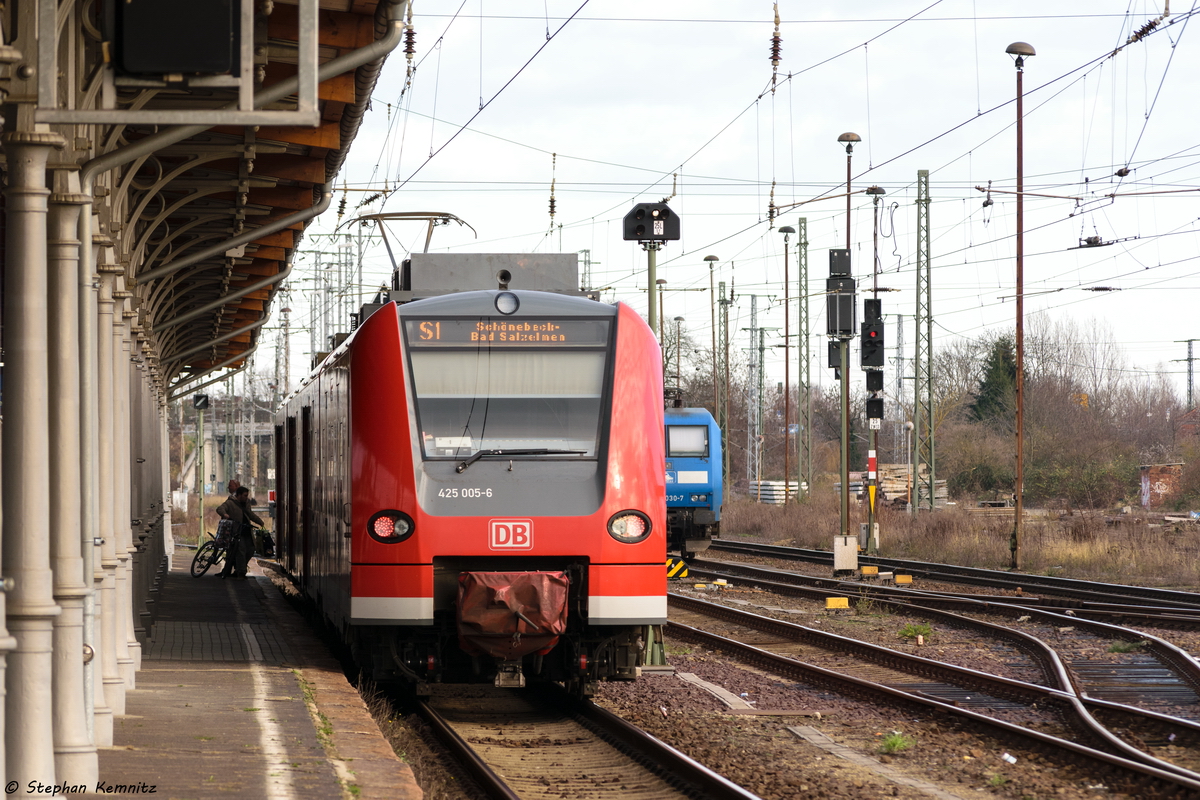 425 005-6 S-Bahn Mittelelbe als S1 (S 39041) von Wittenberge nach Schönebeck-Bad Salzelmen in Stendal. 24.12.2015
