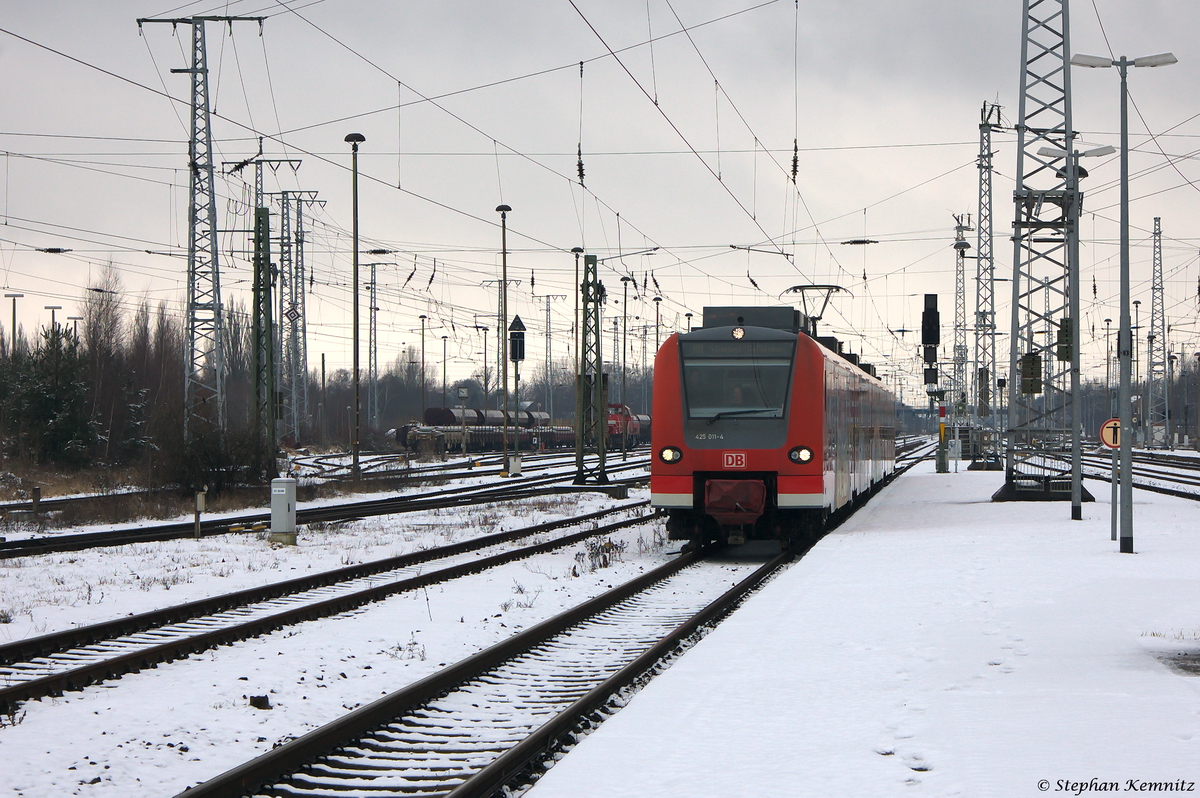 425 011-4 als RB31/S1 (RB/S 17821) von Wittenberge nach Schönebeck-Bad Salzelmen, bei der Einfahrt in Stendal. 03.02.2015