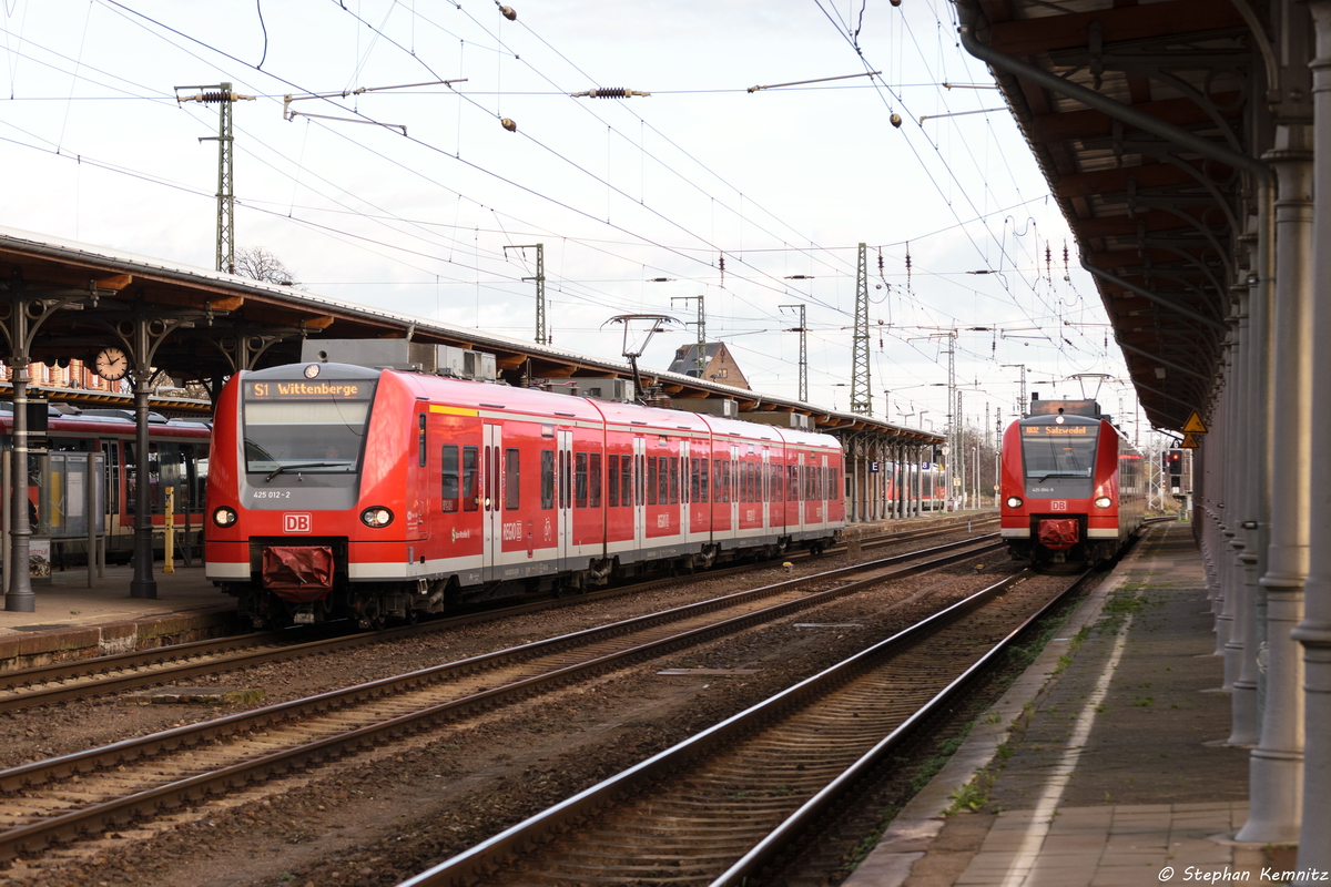425 012-2 S-Bahn Mittelelbe als S1 (S 39036) von Schönebeck-Bad Salzelmen nach Wittenberge und 425 004-9 S-Bahn Mittelelbe als RB32 (RB 17568) von Stendal nach Salzwedel, traffen sich am Heiligabend in Stendal. 24.12.2015