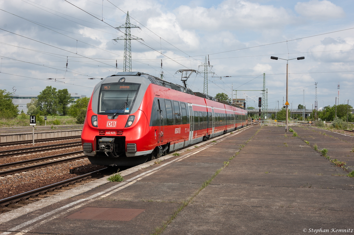 442 825-6 als RE7 (RE 93816) von Berlin-Lichtenberg nach Zossen, bei der Einfahrt in Berlin-Schönfeld Flughafen. 19.05.2015