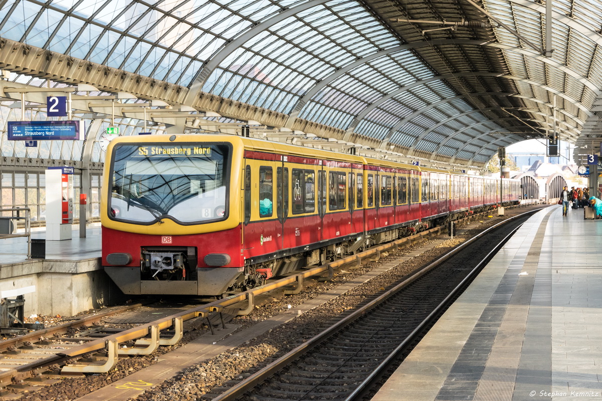 481 137-8 S-Bahn Berlin als S5 (S 5097) von Berlin-Spandau nach Strausberg Nord in Berlin-Spandau. 24.10.2015