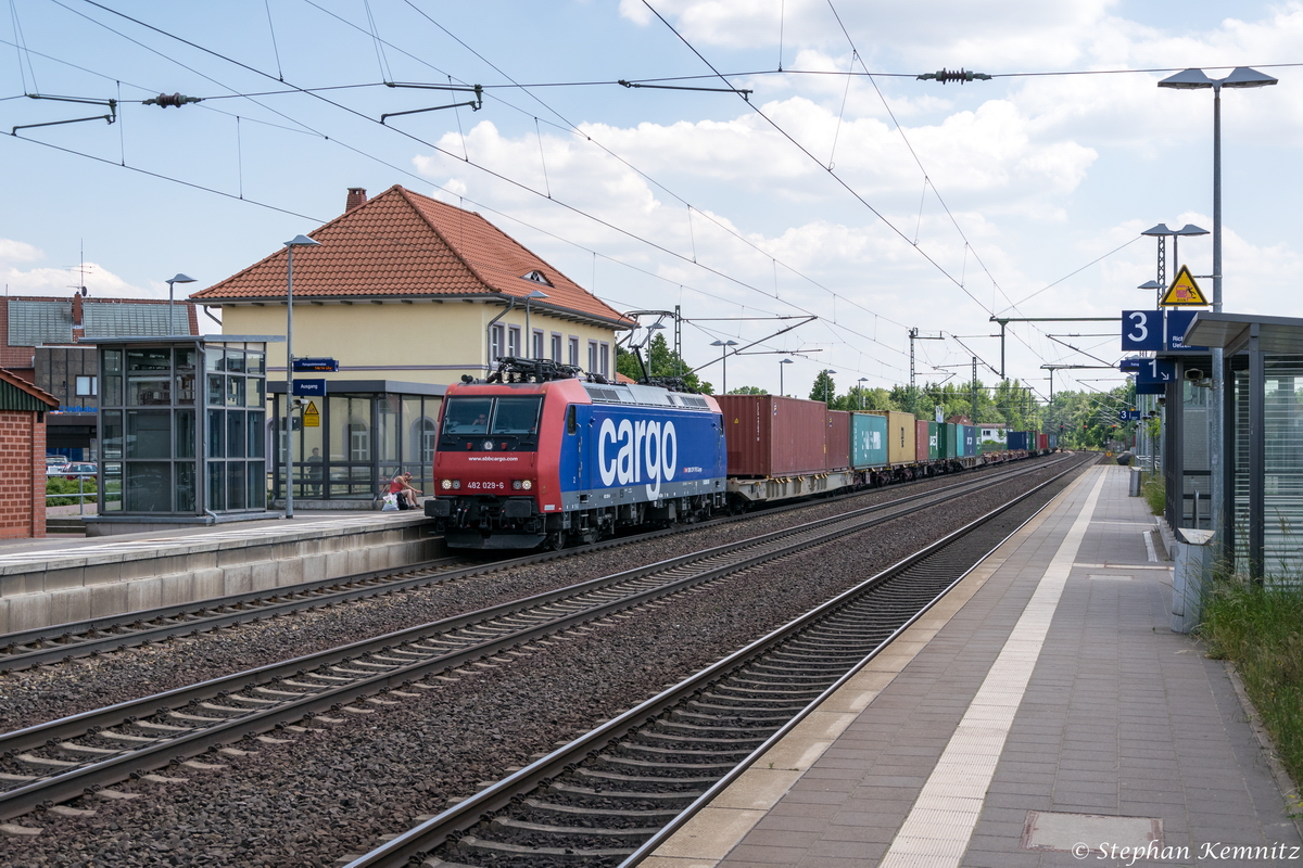 482 029-6 SBB Cargo mit einem Metrans Containerzug in Bienenbüttel und fuhr weiter in Richtung Lüneburg. 12.06.2015