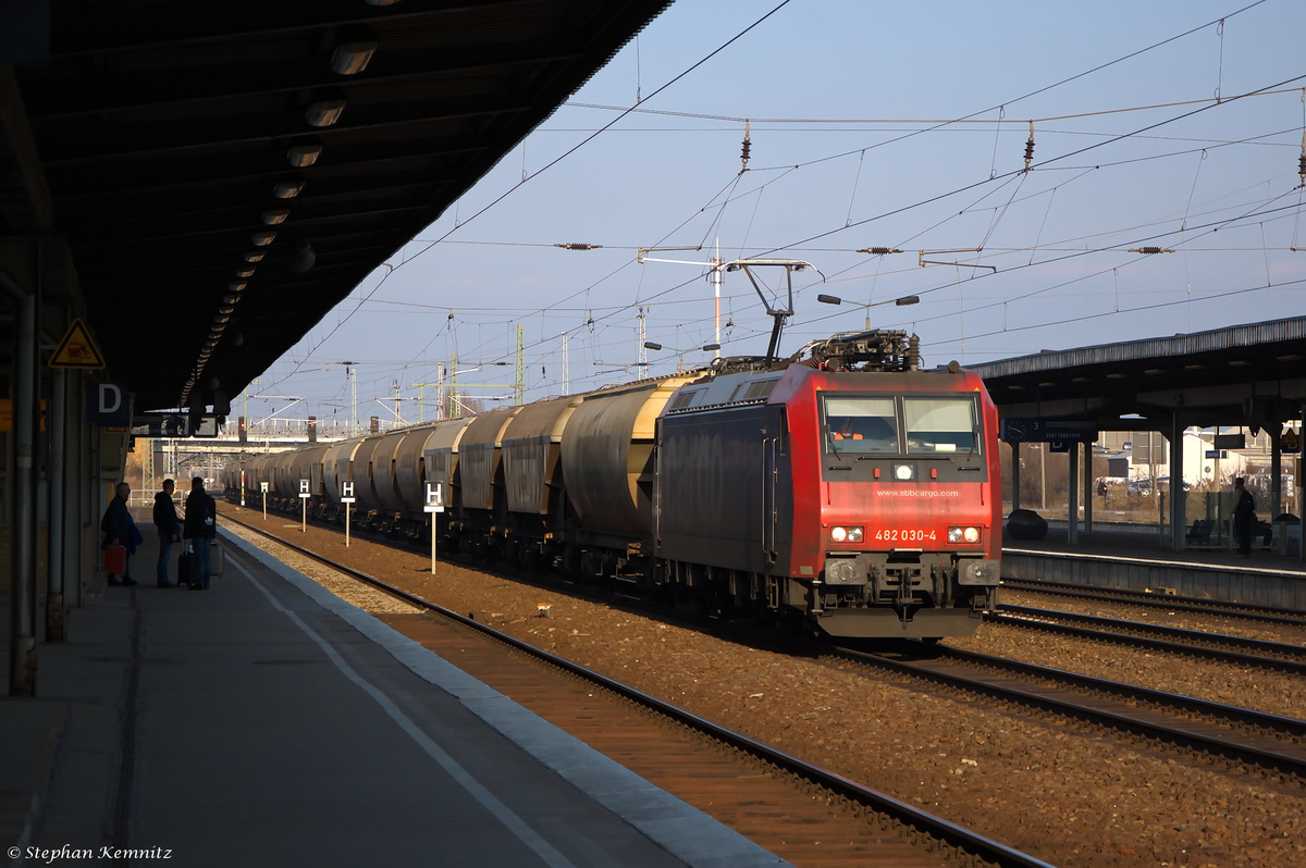 482 030-4 SBB Cargo für HSL Logistik GmbH mit einem Getreidezug in Berlin-Schönefeld Flughafen und fuhr weiter in Richtung Glasower Damm. 27.02.2015