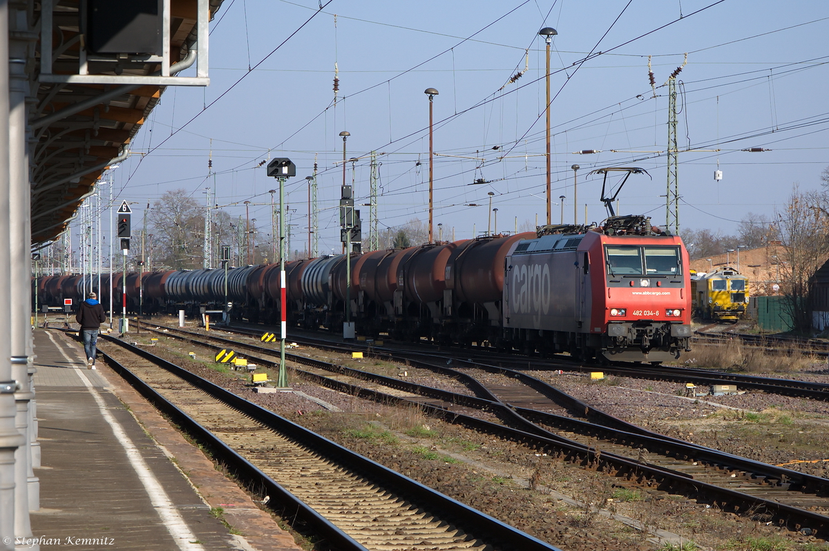 482 034-6 SBB Cargo für HSL Logistik GmbH mit einem Kesselzug in Stendal. 19.03.2015
