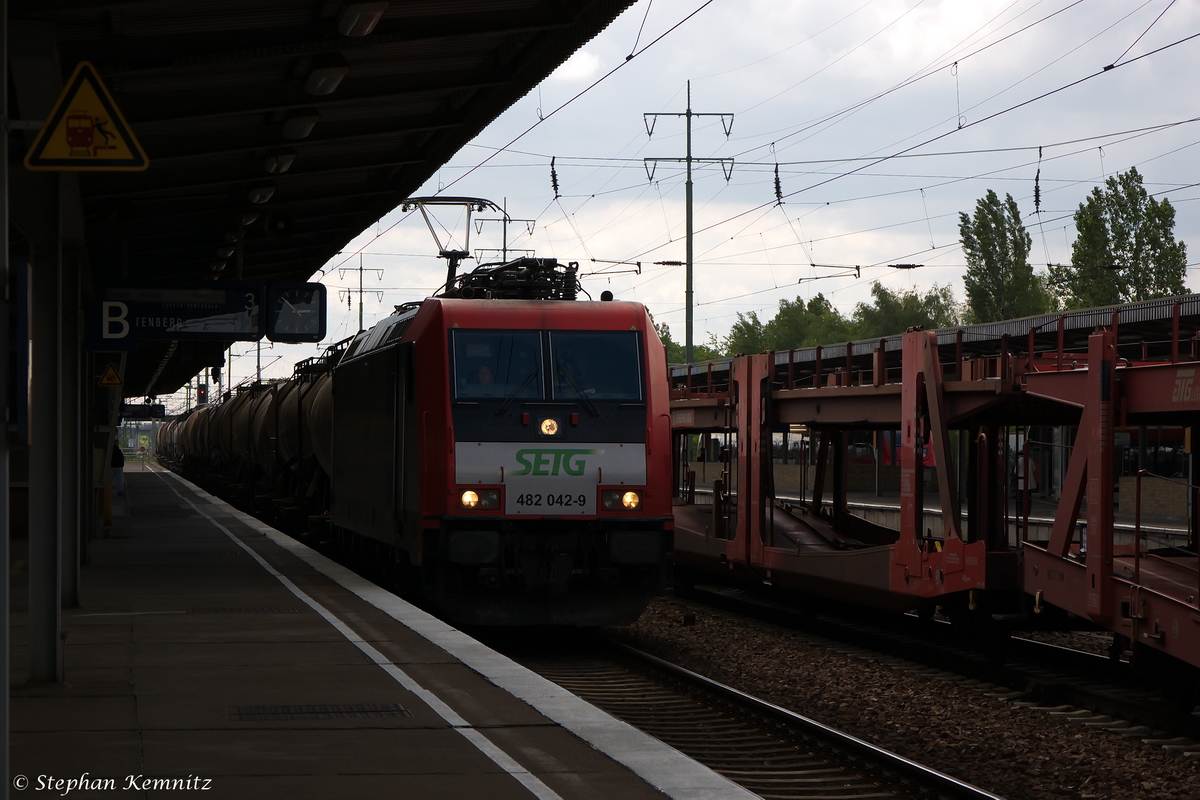 482 042-9 SBB Cargo für SETG - Salzburger Eisenbahn TransportLogistik GmbH mit einem Knickkessel Güterzug, bei der Durchfahrt in Berlin-Schönefeld Flughafen und fuhr in Richtung Grünauer Kreuz weiter. 15.05.2014