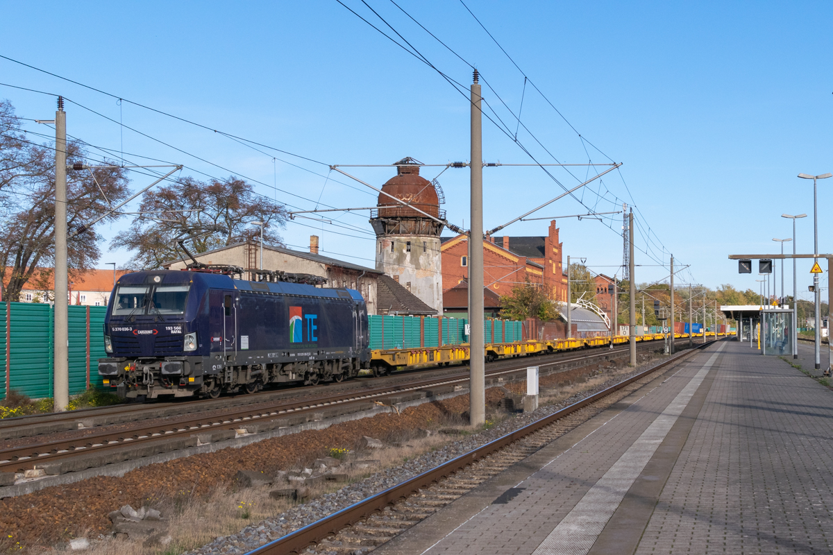 5370 036-3  Rafal  Bahnoperator Polska sp. z o.o. mit einem Containerzug in Rathenow und fuhr weiter in Richtung Stendal. 26.10.2022