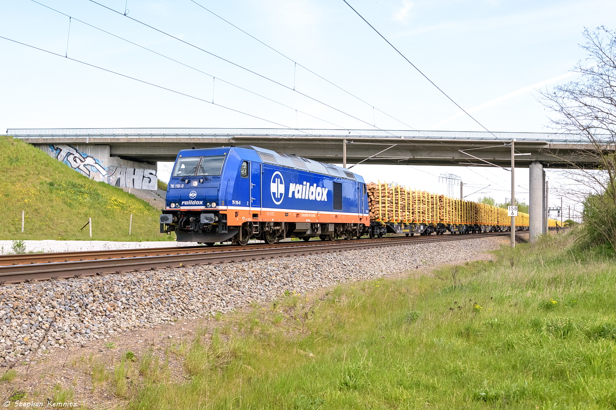 76 110-0 Raildox GmbH & Co. KG mit einem Holzzug in Nennhausen und fuhr weiter in Richtung Stendal. 12.05.2017